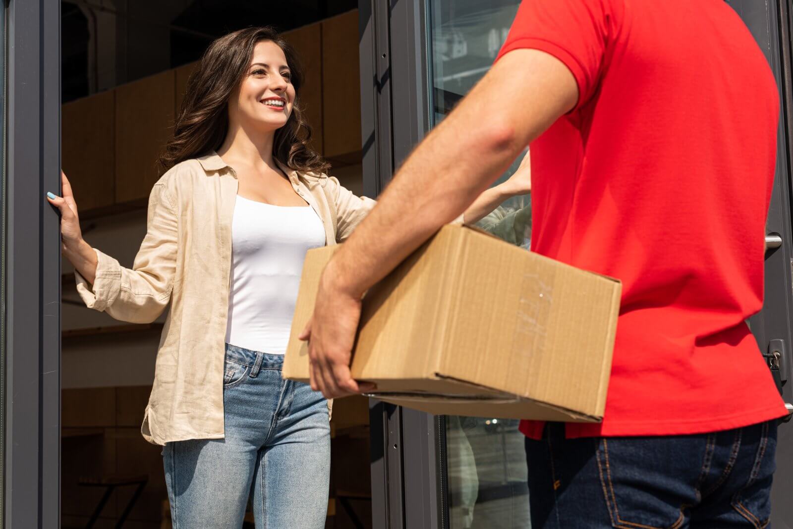 cropped-view-of-delivery-man-holding-box-near-chee-2026-03-25-10-08-47-utc